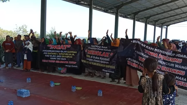 Warga Sekitar Desa Buluh Berkumpul Di Tpa Menolak Dibukanya Kembali Tpa.