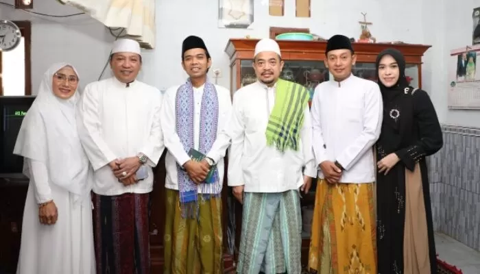 Bupati - Wabup Sampang Didamping Istri Saat Bersama Ustadz Abdul Somad Di Robatal.