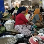 Salah Satu Pedagang Saat Menjajakan Dagangannya Di Pasar Srimangunan. (Foto : Salsabila)