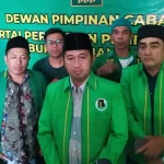 Ketua Dpc Ppp Bangkalan Ra Hasbullah Saat Menggelar Konferensi Pers Di Kantor Ppp Bangkalan.