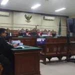 Proses Persidangan Mantan Bupati Bangkalan R Abdul Latif Amin Di Ruang Sidang Tipikor Surabaya.