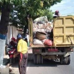 Petugas Saat Membersihkan Sampah Di Sekitar Jalan Protokol.