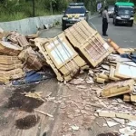 Kondisi Muatan Keramik Berceceran Di Jalan Raya. (Foto : Karimata)