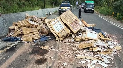 Kondisi Muatan Keramik Berceceran Di Jalan Raya. (Foto : Karimata)