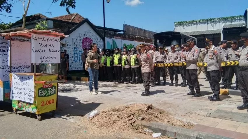 Massa Yang Mengatasnamakan Dari Paguyuban Pkl Saat Melakukan Demonstrasi Di Depan Outlet Mie Gacoan