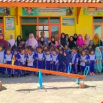 Kebersamaan: Jajaran Guru Serta Sejumlah Anak Yatim Di Tk Banyuanyar Foto Bersama Usai Acara Santunan Digelar.