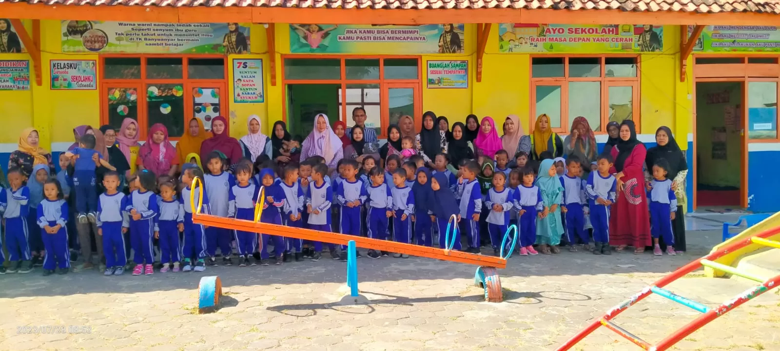 Kebersamaan: Jajaran Guru Serta Sejumlah Anak Yatim Di Tk Banyuanyar Foto Bersama Usai Acara Santunan Digelar.