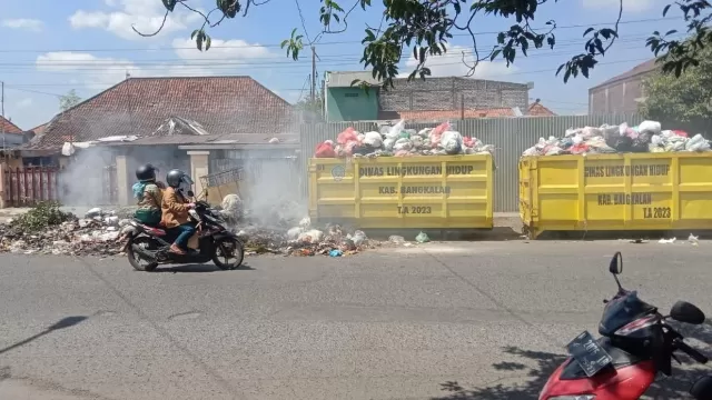 Kondisi Sampah Di Salah Satu Tps Di Kota Bangkalan Terlihat Menumpuk