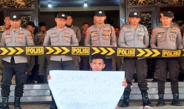 Demo Yang Dilakukan Miftahol Arifin Di Kantor Bupati Sumenep.