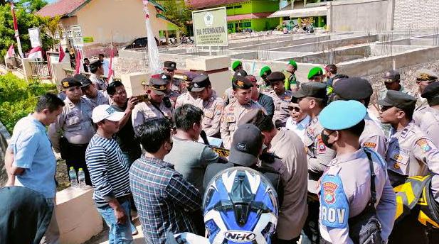 Massa Saat Melakukan Demonstrasi Di Depan Kantor Kemenag Pamekasan.