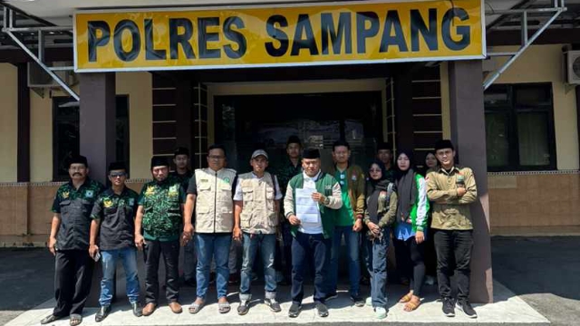 Rombongan Organisasi Sayap Ppp Saat Melaporkan Dedi Dores Ke Polres Sampang.