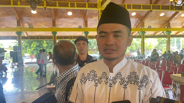 Anggota Dpr Ri Komisi Xi Dapil Madura, R. Imron Amin Saat Diwawancara Oleh Awak Media.