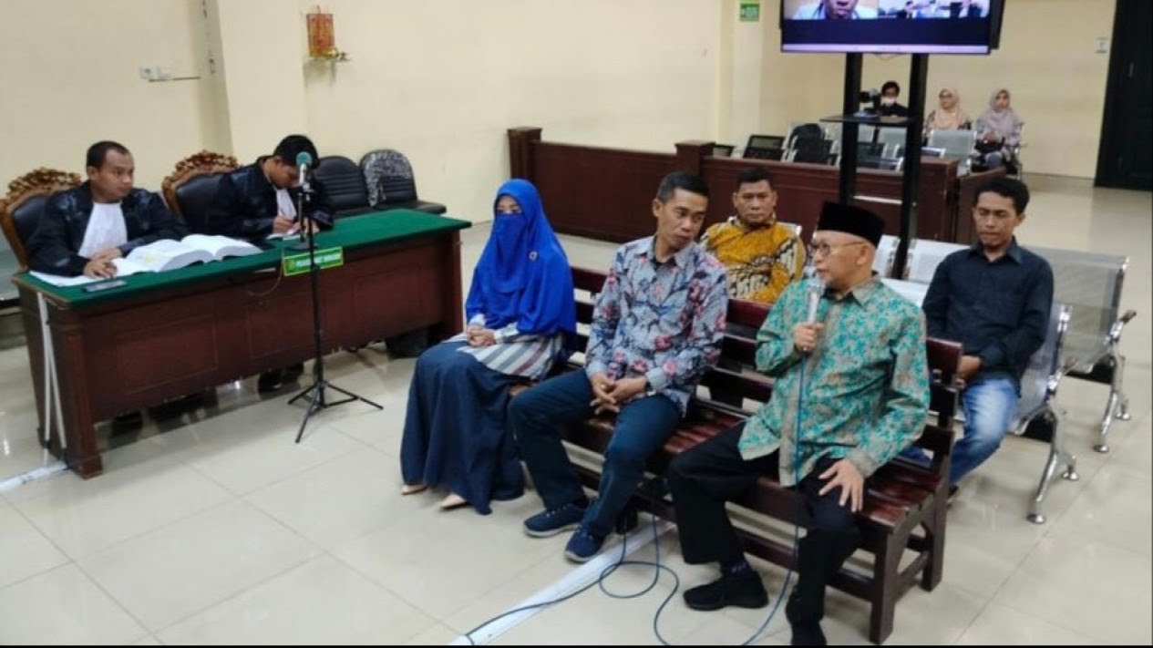 Mantan Bupati Sumenep Busyro Karim Saat Menjadi Saksi Persidangan Korupsi Pengadaan Kapal.