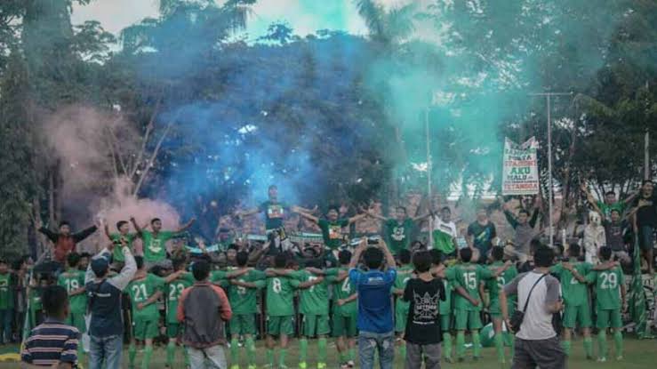 Pemain Persesa Sampang Bersama Trunojoyo Mania Saat Usai Pertandingan.