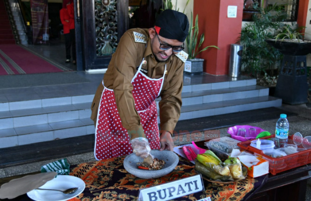 Bupati Sumenep Achmad Fauzi Wongsojudo Saat Mengulek Rujak.