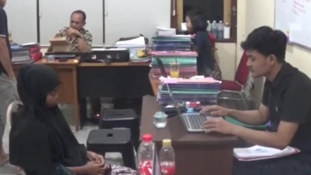 Korban Saat Melaporkan Ke Polres Bangkalan.