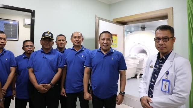 Bupati Dan Wabup Sampang Saat Foto Di Depan Alat Mri Saat Pelaksanaan Peresmian Beberapa Bulan Lalu.