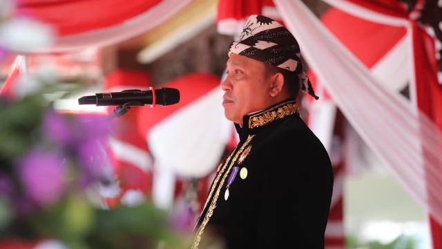 Bupati Sampang H. Slamet Junaidi Saat Menjadi Inspektur Upacara.