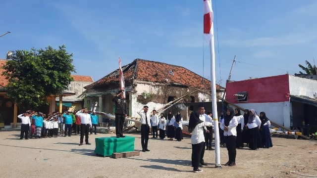 Para Nelayan Saat Melaksanakan Upacara Kemerdekaan Di Pesisir Pantai.