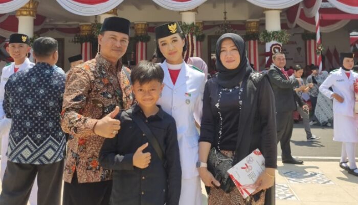 Elcyra Putri Marisha Bersama H. Ishak Melindo Dan Keluarga.