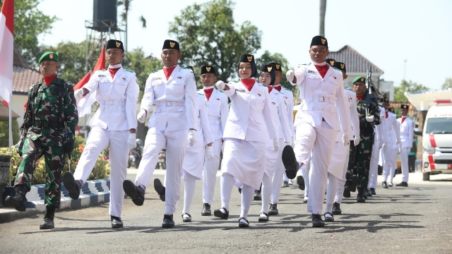 Petugas Paskibra Saat Mengibarkan Bendera Merah Putih Saat Detik-Detik Proklamasi.