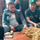 Ketua P4Tm Haji Her Saat Membeli Tembakau Para Petani.