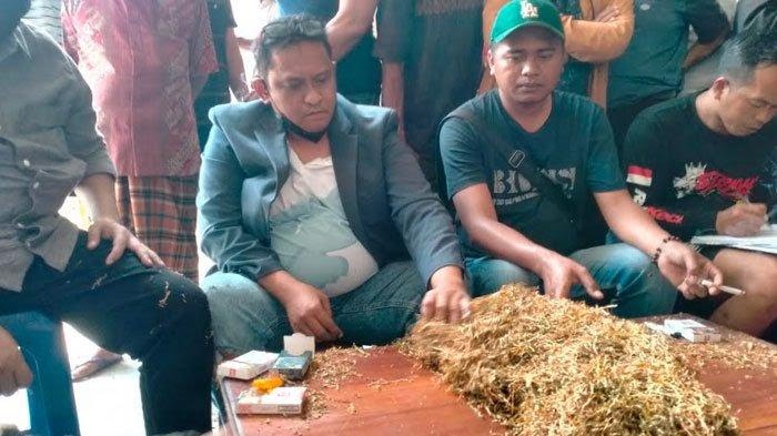 Ketua P4Tm Haji Her Saat Membeli Tembakau Para Petani.