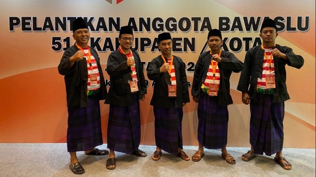 Foto Bersama Anggota Bawaslu Bangkalan Terpilih Periode 2023-2028