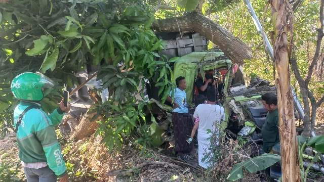 Dump Truck Terlihat Keluar Jalan Usai Terjadi Kecelakaan Lalu Lintas.