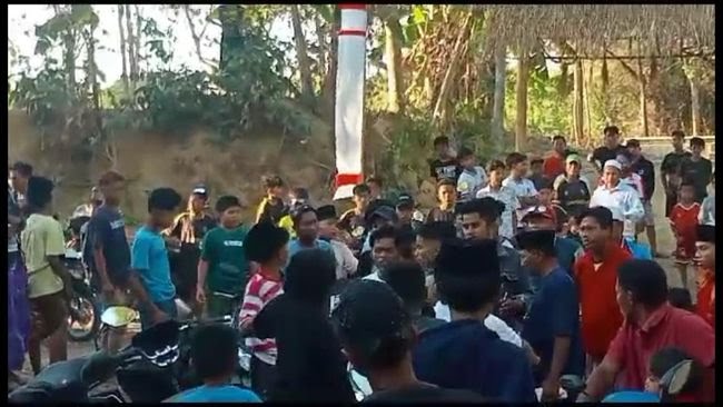 Suasana Terjadinya Kericuhan Saat Berlangsungnya Turnamen Sepakbola. (Foto : Detik Jatim)