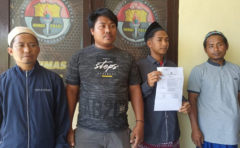 Koban Didampingi Keluarga Saat Melapor Ke Mapolres Sampang.