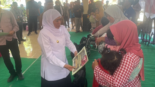 Gubernur Khofifah Indar Parawansa Secara Simbolis Saat Menyalurkan Bantuan Pada Warga Kecamatan Labang Bangkalan.