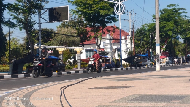 Kabel Yang Jatuh Berserakan Di Sekitar Alun - Alun Trunojoyo.