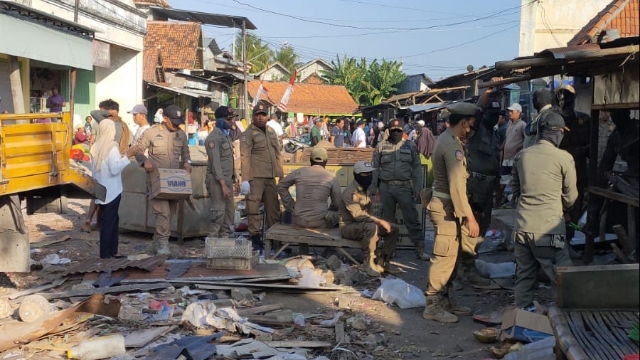 Suasana Penertiban Oleh Satpol Pp Sampang Terhadap Pedagang Sayur Di Jalan Cendrawasih Dan Sikatan.