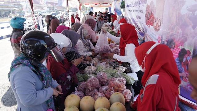 Para Emak - Emak Saat Menyerbu Bazar Pangan Murah.