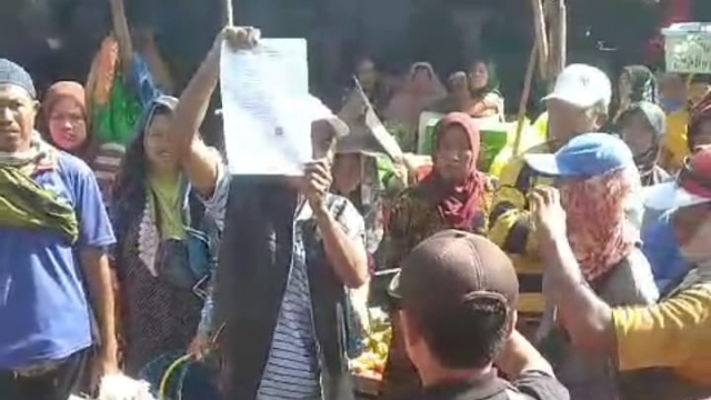 Salah Satu Pedagang Saat Melakukan Protes Saat Hendak Direlokasi.