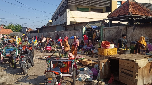 Para Pedagang Yang Nekat Tetap Berjualan Walaupun Lapak Telah Dibongkar Oleh Satpol Pp Sampang.