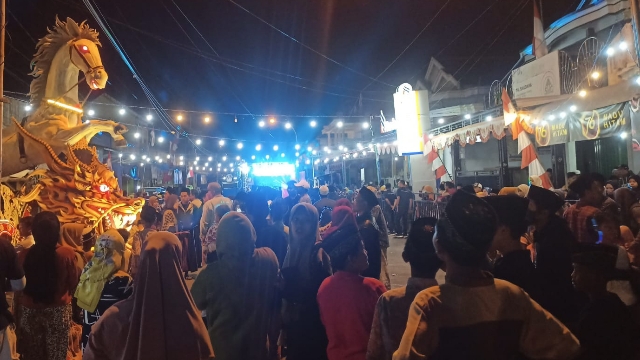 Penonton Mulai Memadati Lokasi Acara Tambelangan Fashion Carnival.