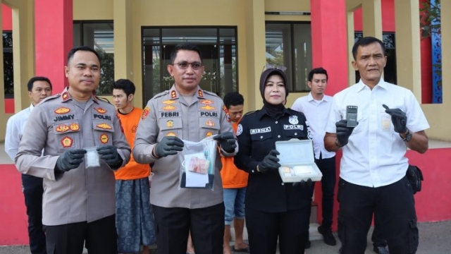 Kapolres Bangkalan Akbp Febri Isman Jaya Saat Menunjukan Barang Bukti