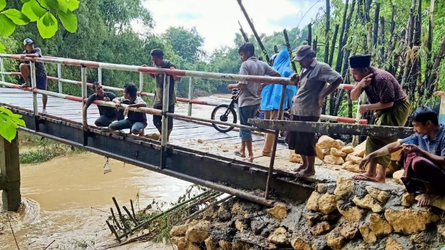 Warga Saat Memperbaiki Jembatan Secara Swadaya.