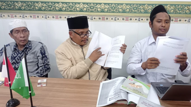 Ketua Lp Ma'Arif Nu Dan Ketua Rois Syuriyah Pcnu Sampang Saat Menunjukkan Buka Yang Memuat Materi Menyimpang.