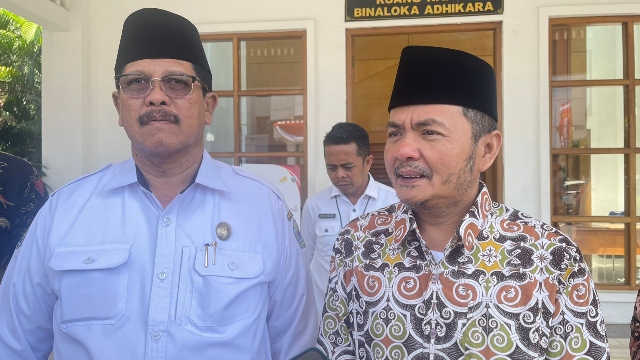 Plt Bupati Bangkalan Mohni Bersama Direktur Bumd Bangkalan Moch Fauzan Jakfar Saat Diwawancara Awak Media.