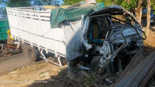 Kondisi Pasca Kecelakaan Di Jalan Raya Galis Saat Petugas Evakuasi Korban