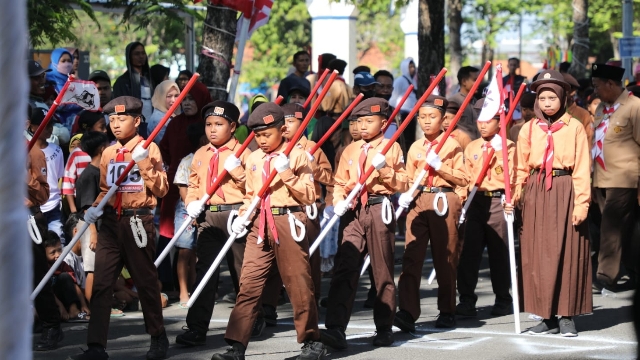 Salah Satu Peserta Gerak Jalan Tongkat Saat Dilepas Oleh Wakil Bupati Sampang H. Abdullah Hidayat.