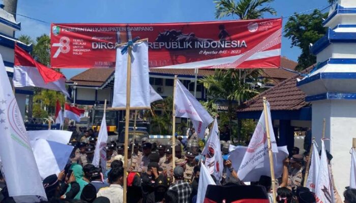 Demo Tolak Rocky Gerung Di Sampang Berujung Ricuh, Dua Polisi Terluka