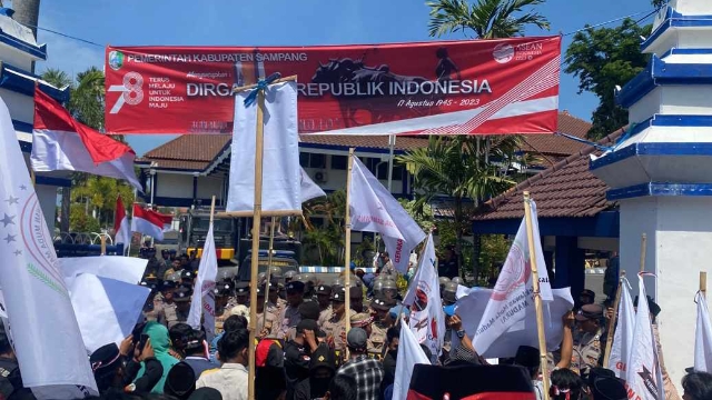 Aksi Demonstrasi Di Depan Kantor Pemkab Sampang.