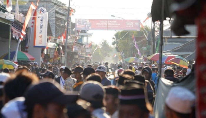 Animo Penonton Membludak Menyaksikan Lomba Gerak Jalan Di Kecamatan Tambelangan.