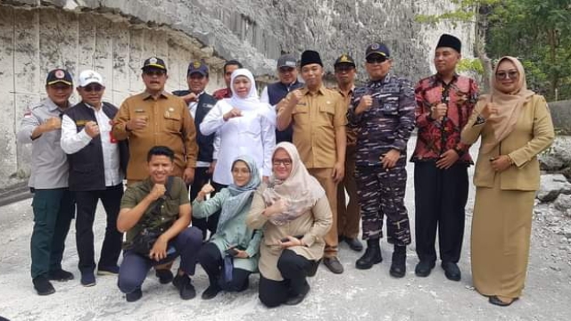 Gubernur Jawa Timur, Khofifah Indar Parawansa Saat Berpose Bersama Di Bukit Jaddih.