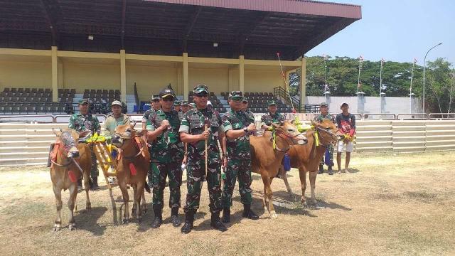 Komandan Korem 084/Bhaskara Jaya Brigjen Tni Terry Tresna Purnama Saat Meninjau Lokasi Stadion Kerapan Sapi.