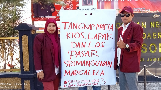 Lsm Mdw Saat Melakukan Aksi Membentangi Poster Di Depan Mapolres Sampang.